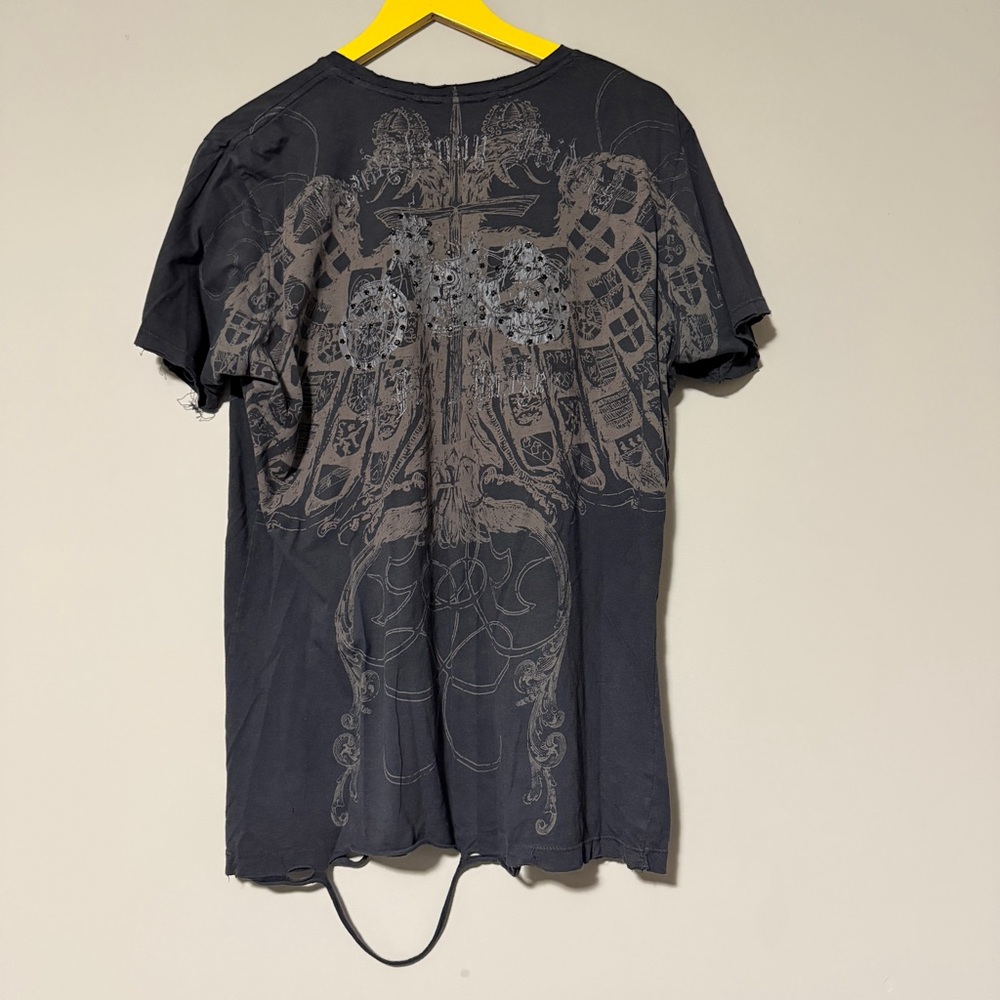 Roar black & grey graphic tee with skull and crossbones design XL